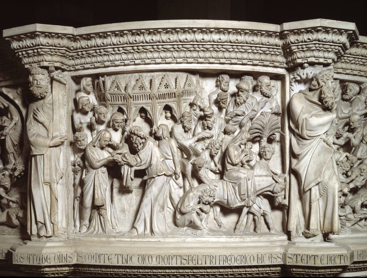 Detalje af relieffer af stolen realiseret af Giovanni Pisano (1248-1314): præsentationen af Jesus ved templet og flugten til Egypten (Detaljer af relieffer af marmorprædikestolen) 1302-1311 Cathedrale of Pisa (Duomo di Pisa) , Italien af Giovanni Pisano