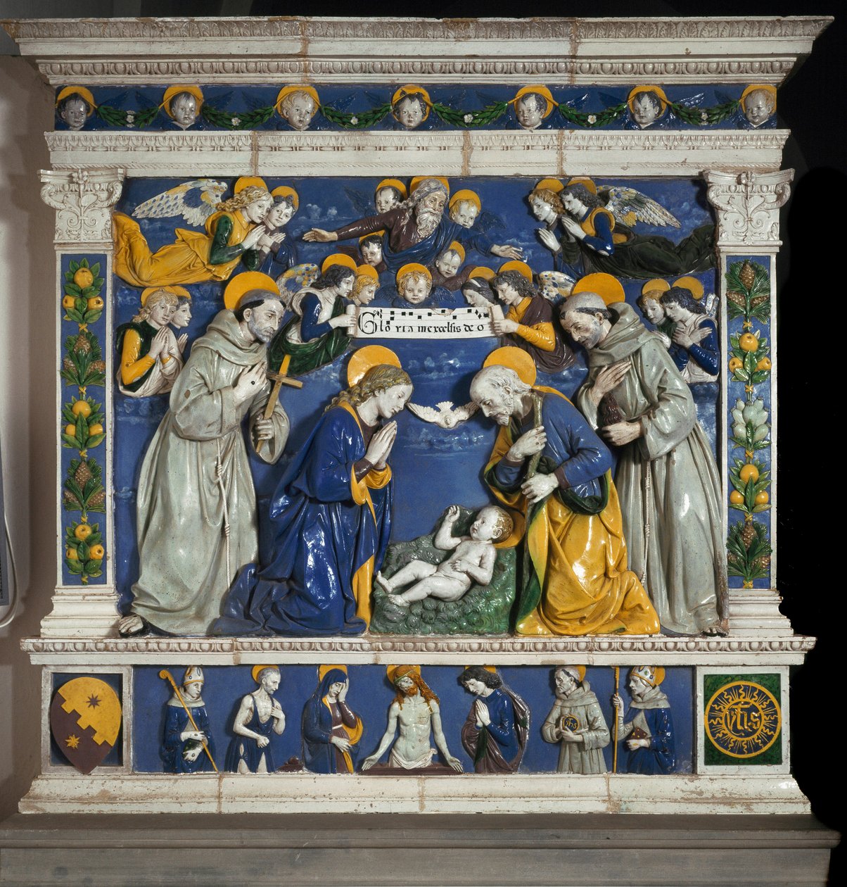 Fødselen med den hellige Francois af Assisi og den hellige Antonius af Padova (san antonio di padova) Repræsentation af den hellige treenighed med Gud, Jesus Kristus og Helligåndens due. Højrelief keramik af Giovanni della Robbia (1469-1529) ca. 1485 Dim af Giovanni della Robbia