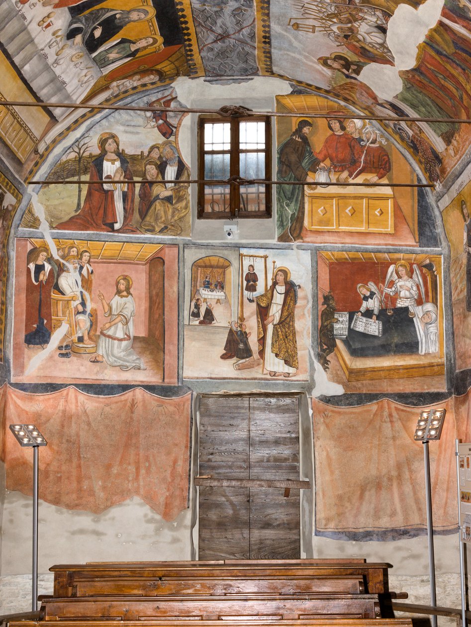 Hoveddøren til Botoneri-kapellet med malerierne, der skildrer Kristi lidelseshistorie. af Giovanni di Cherasco Botoneri