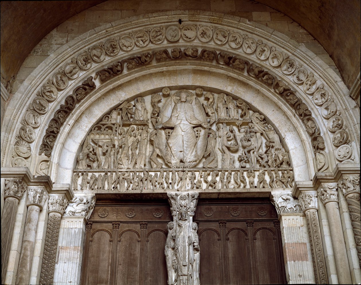 Romansk kunst: Tympan skulptureret, der repræsenterer den sidste dom. Skulptur af Mester Gislebertus (ca. 1130-1140). Cathedrale Saint-Lazare (Saint Lazare af Gislebertus