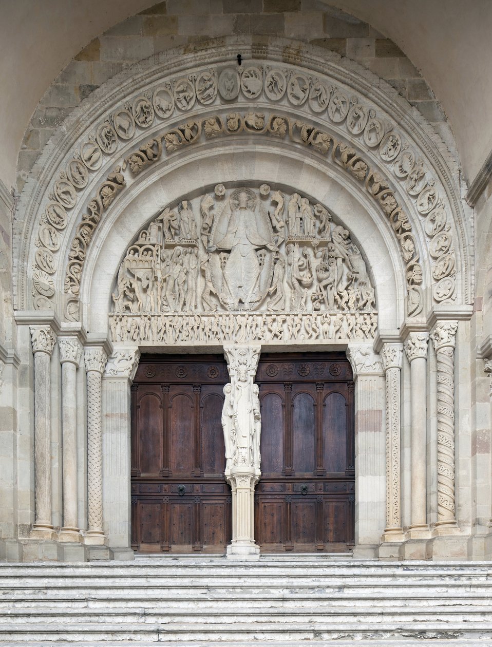 Den sidste dom, Centralportalen til Saint-Lazare-katedralen, Autun, Frankrig af Gislebertus
