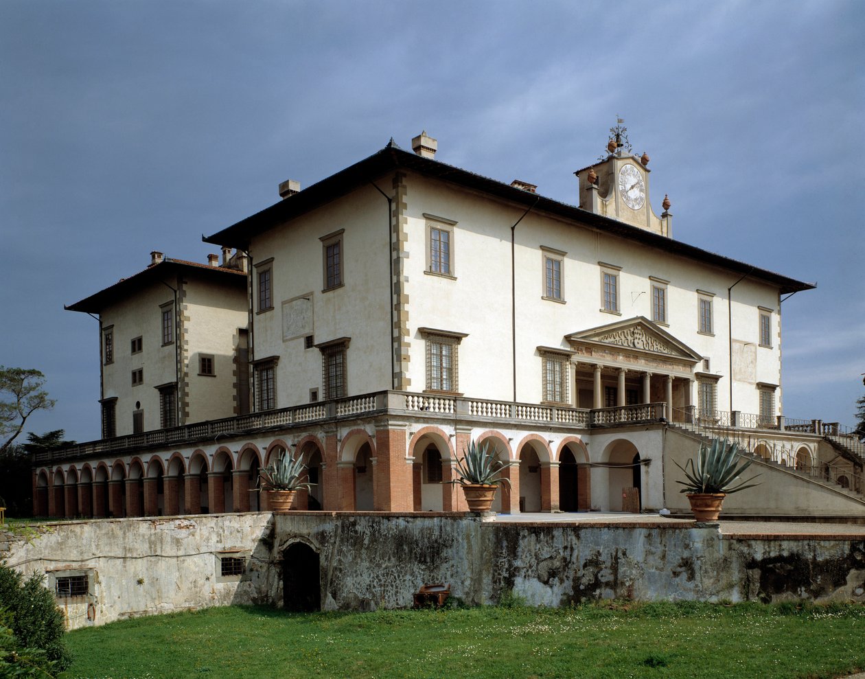 Facade af Villa Medicea af Poggio a Caiano - ca. 1480-1485 af Giuliano Giamberti da Sangallo