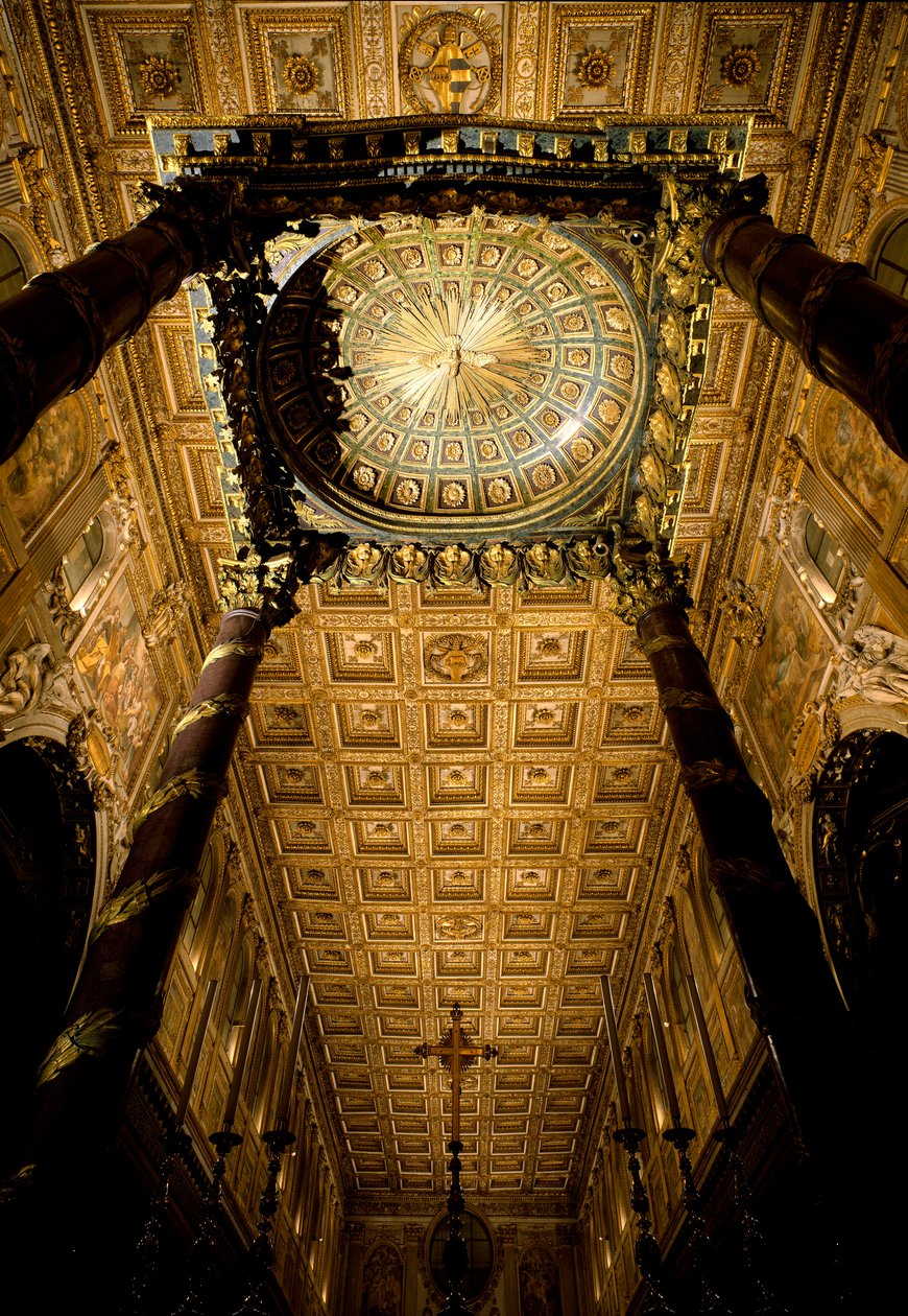 Udsigt til loftet med trækasser markeret og dore af Giuliano da Sangallo (1445 ca. 1516) og stort alter lavet af arkitekten Ferdinando Fuga (1699-1781). Basilikaen Santa Maria Maggiore (Holy Mary Major), Rom. af Giuliano Giamberti da Sangallo