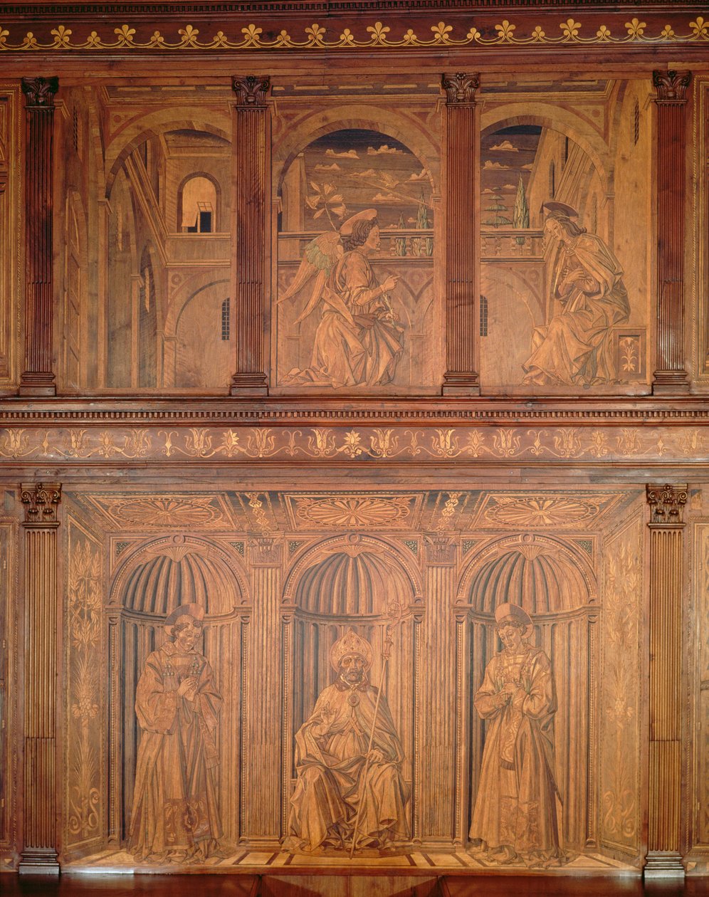 Skabe efter restaurering i Nordsacristiet (Sacrestia delle Messe), der viser bebudelsen og en biskop på tronen (indlagt træ) (se 143298) af Giuliano da Maiano