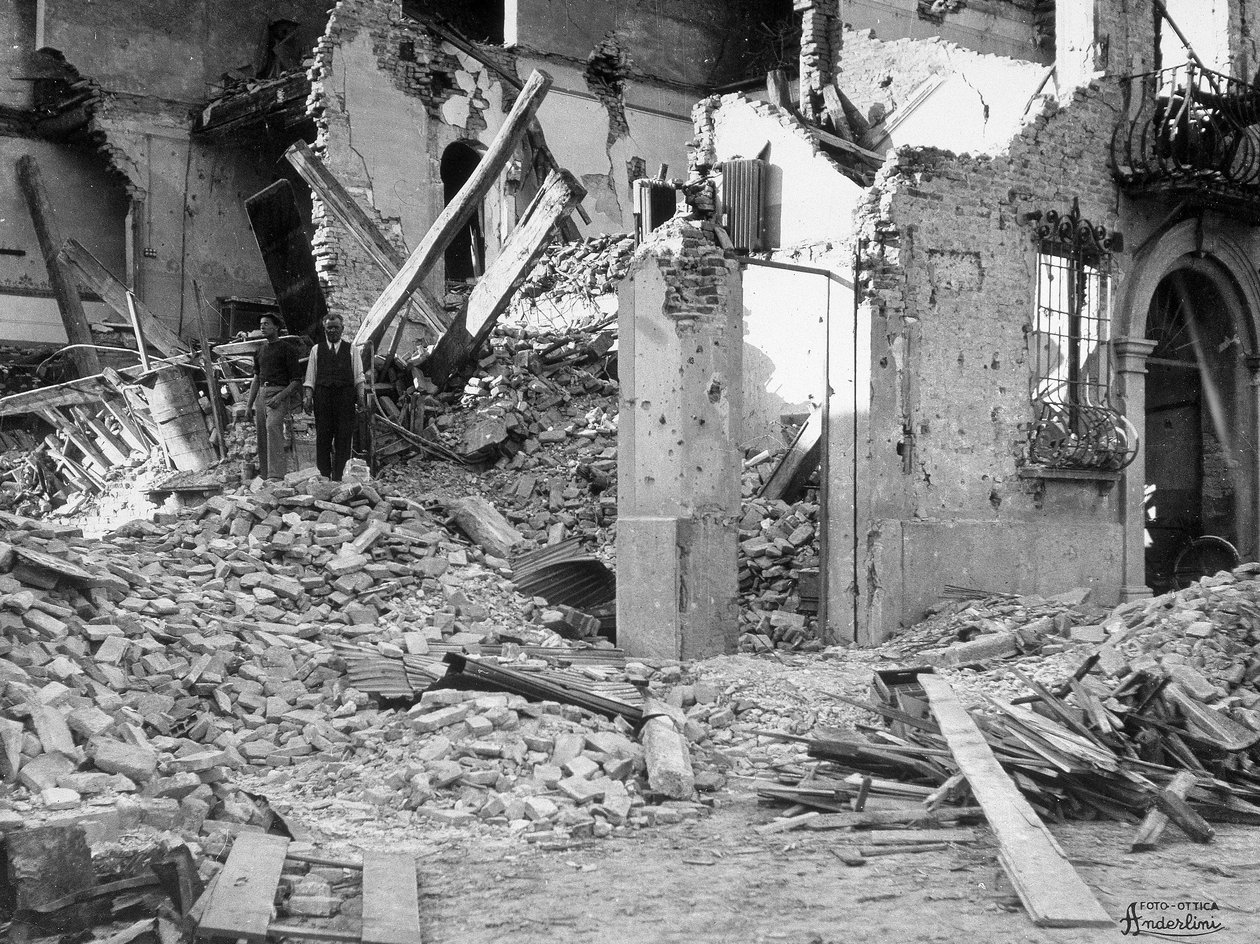 Bombardementerne af Sermide. To personer blandt murbrokkerne af en ødelagt bygning af Giulio Anderlini
