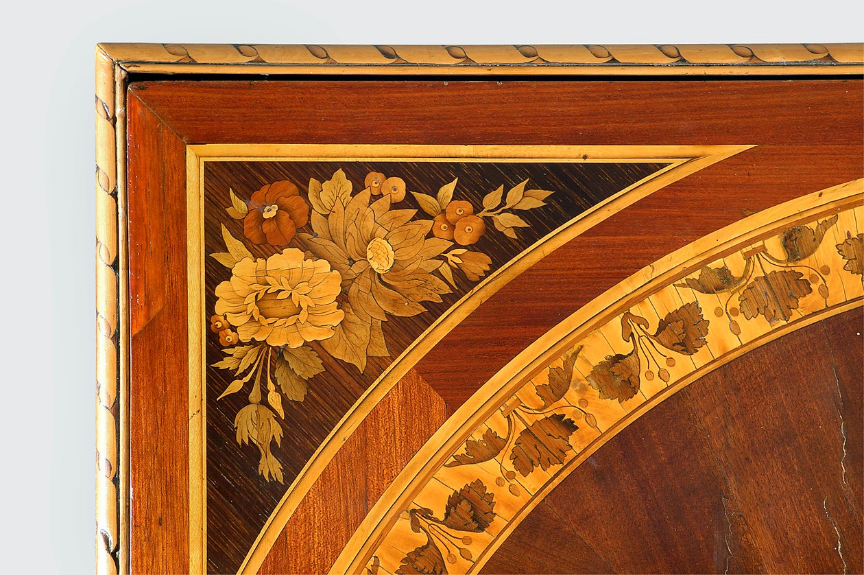 Topbord med blomstertarsia (træ) af Giuseppe Maggiolini