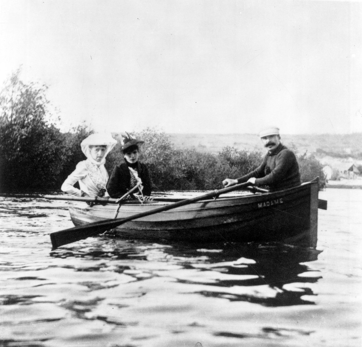 Guy de Maupassant i en båd med Genevieve Straus og Colette Dumas Lippman, ca. 1889 af Giuseppe Primoli