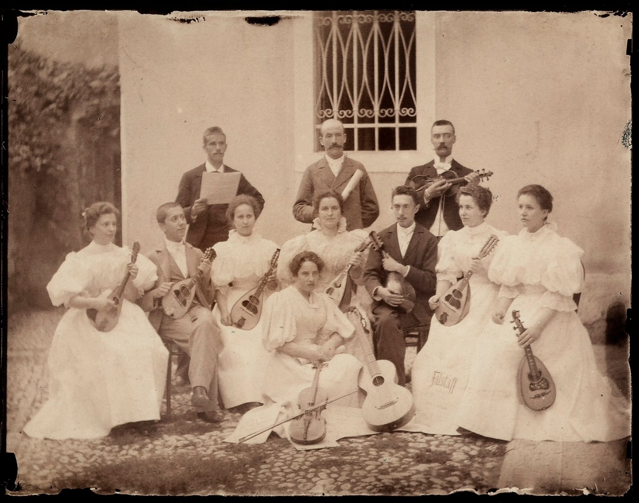 Gruppeportræt af siddende musikere, ca. 1900 af Giuseppe Wulz