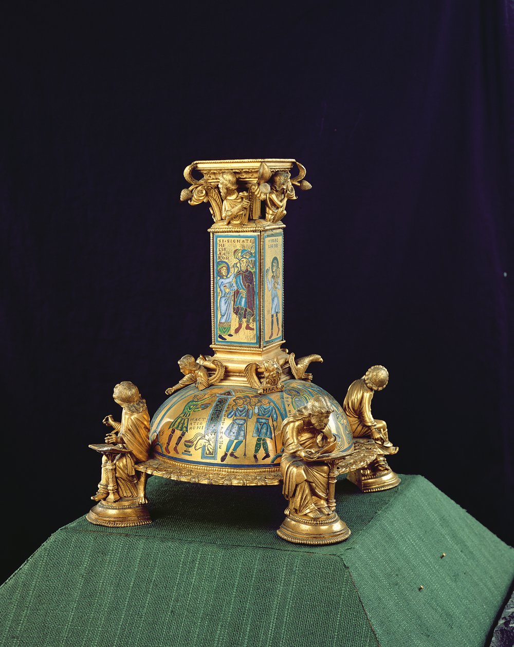 Base af St. Bertins kors, fra Abbaye Saint-Bertin, ca. 1180 (forgyldt bronze og champleve emalje) (se også 204570 og 232624-25) af Godefroid de Huy
