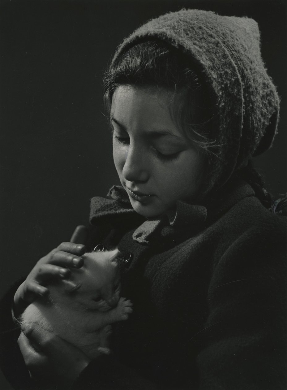 Pige med en hvid killing i armene. Begyndelsen af 1950