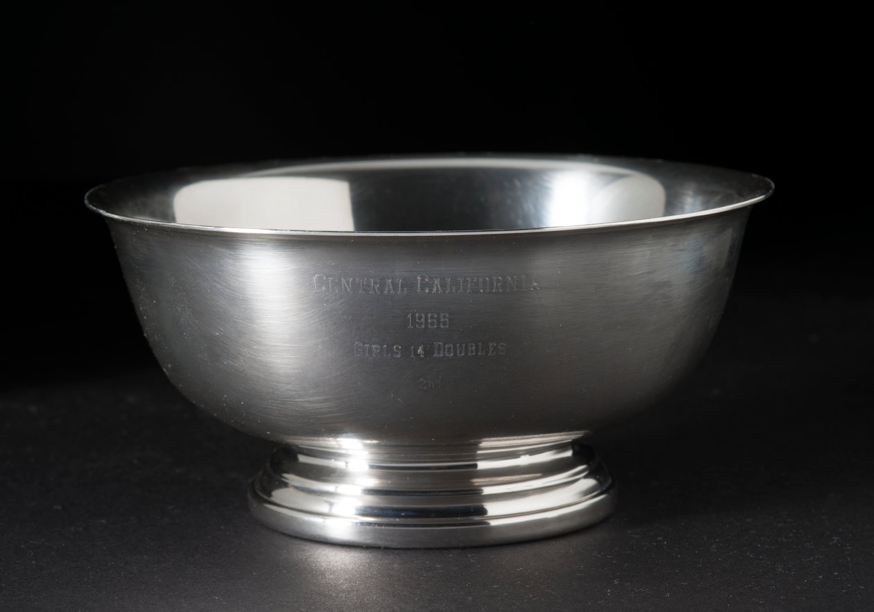 Silver bowl tennis trofæ overrakt til Sally Ride, 1965. af Gorham Manufacturing Company