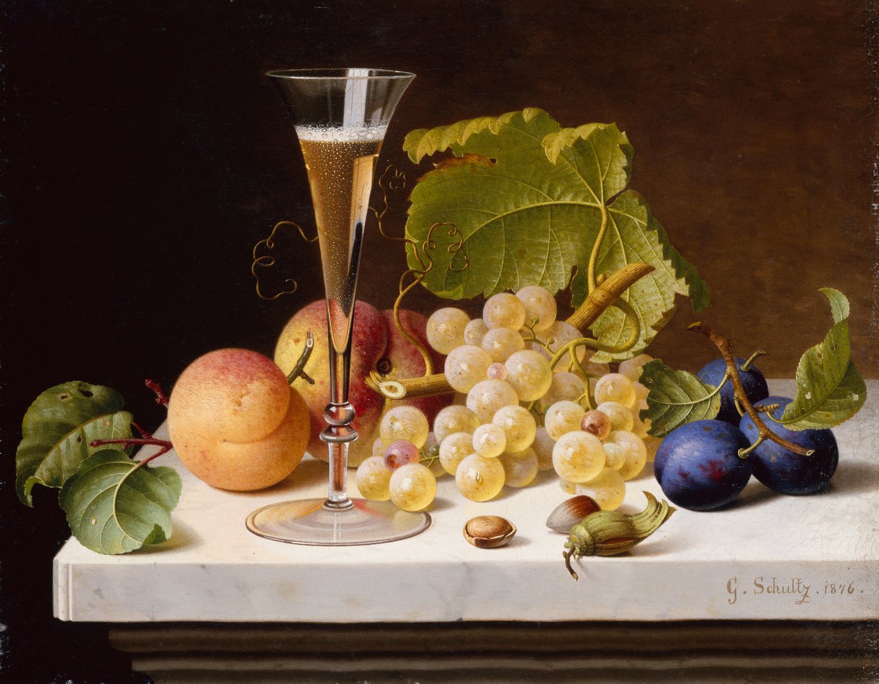 Druer, ferskner, blommer, nødder og et glas champagne på en marmorkant af Gottfried Schultz