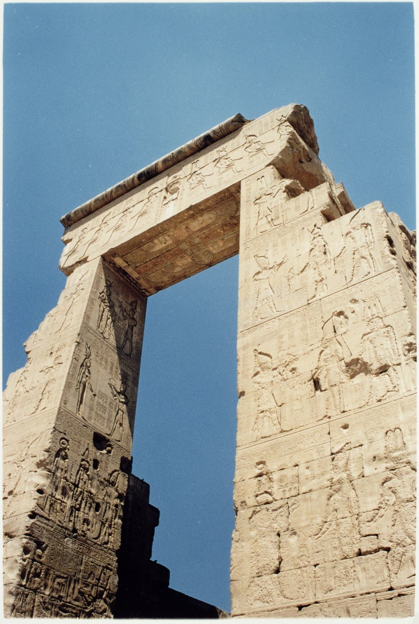 Pro-Pylon, eller den nordlige port, ved indgangen til templet, der forestiller en farao, der ofrer til guderne, ca. 125 f.Kr.-60 e.Kr. af Greco Roman