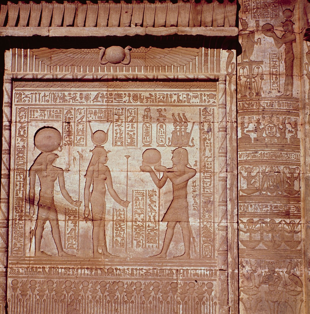 Relief, der forestiller en farao, der ofrer til Hathor og Horus, fra det romerske fødselshus, eller Mammisi, i Dendera, ca. 125 f.Kr. - 60 e.Kr. af Greco Roman
