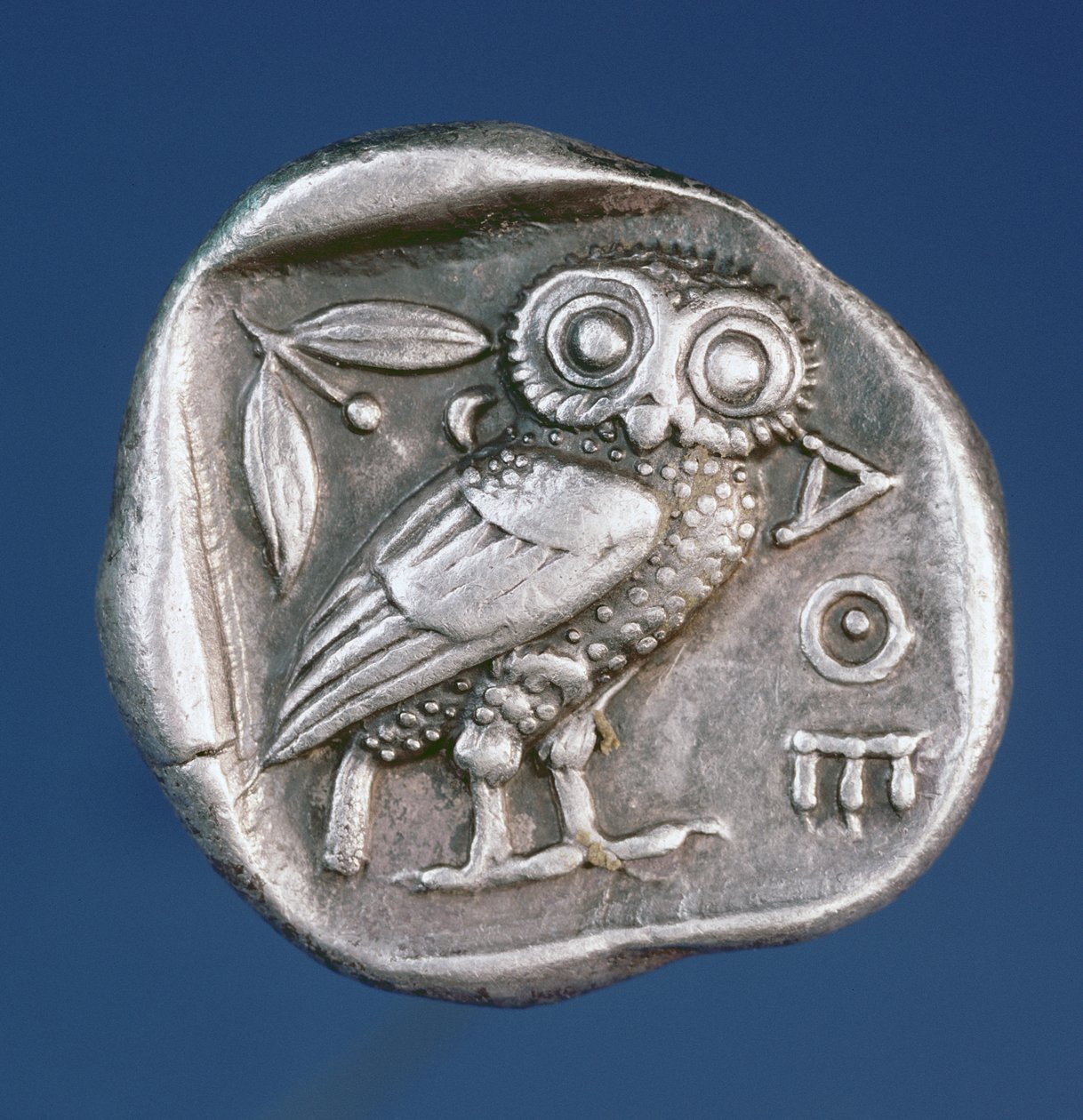 Athensk tetradrakme, der forestiller Athens ugle (sølv) af Greek