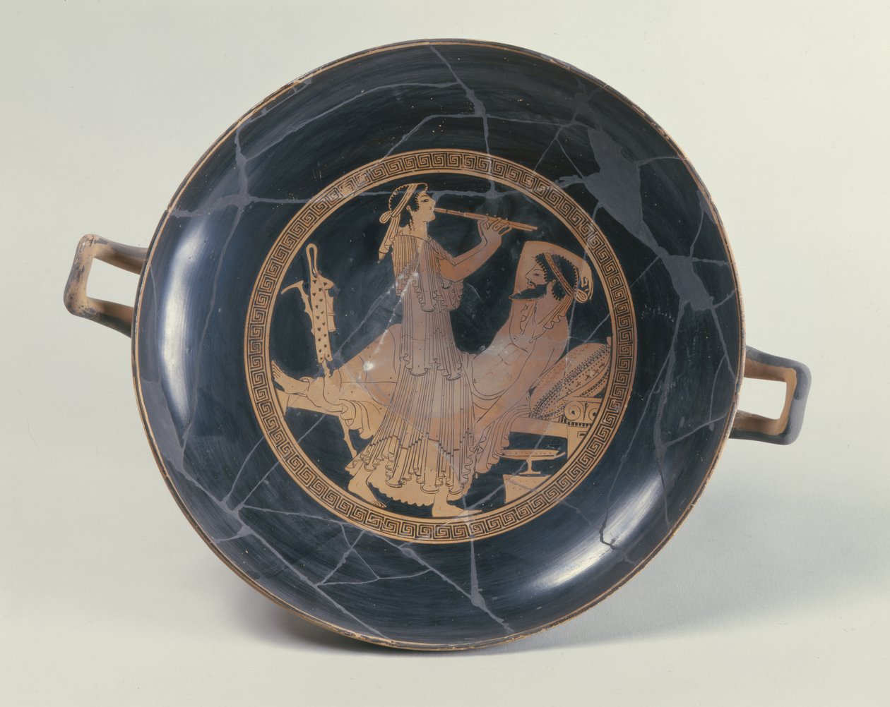 Attic rød-figur kop forestiller en kvinde, der spiller en dobbelt fløjte (keramik) af Greek