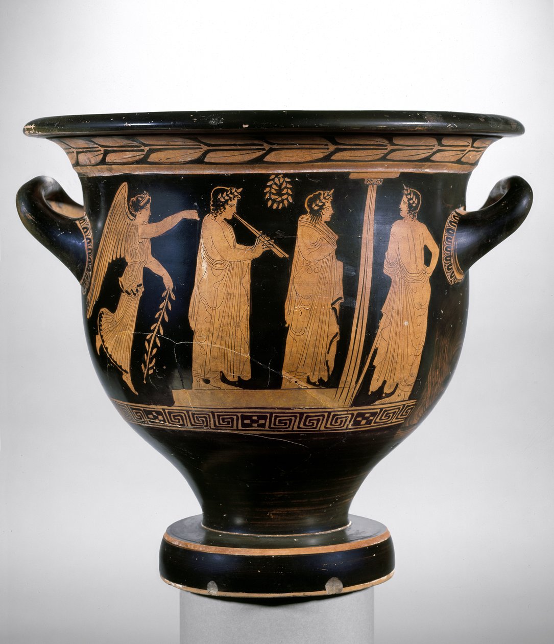 Loftskrater med rød figur forestiller Nike og tre figurer iført laurbærkroner (keramik) af Greek