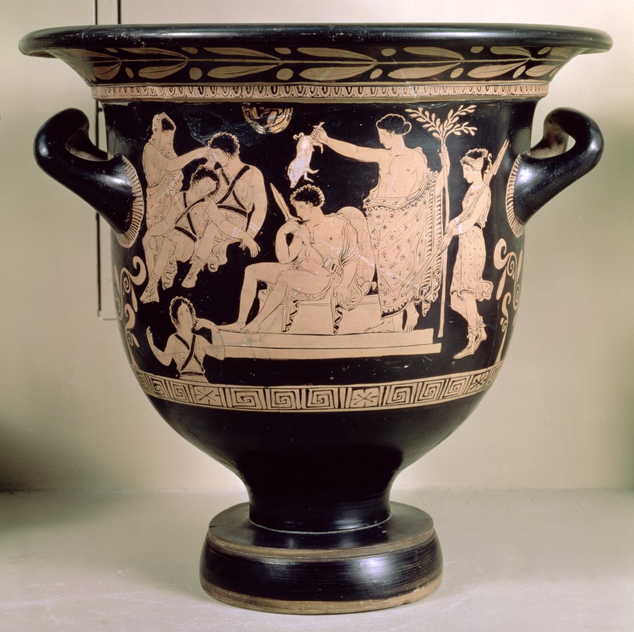 Attisk krater med rød figur, der viser Orestes som suppliant ved Apollon-helligdommen i Delphi, tilskrevet den apuliske Eumenides-maler (keramik) (se 92568 for detaljer) af Greek