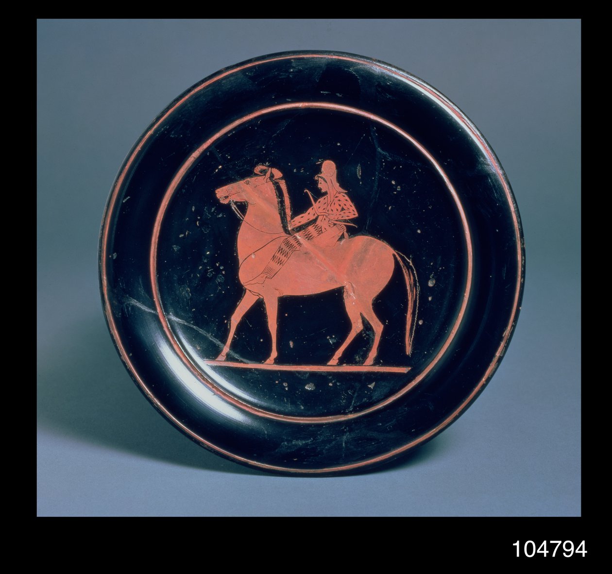 Loftskive med rødfigur dekoreret med en bueskytte til hest, af Paseas, fra Chuisi, ca. 520-510 f.Kr. (keramik) af Greek