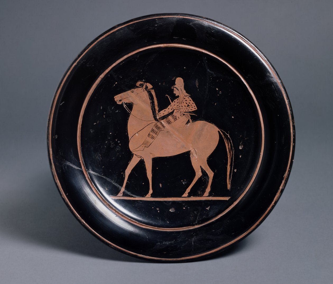 Attisk rødfiguret tallerken dekoreret med monteret bueskytte, af Paseas, græker fra Chuisi, ca.520-510 f.Kr. (keramik) af Greek