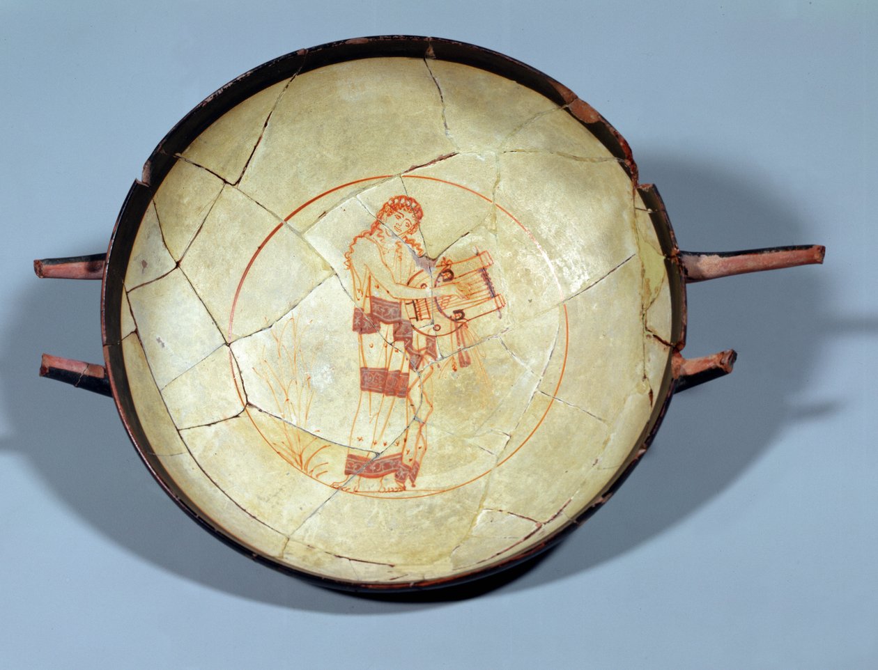 Kop uden fod, stående muse, der spiller på lyre, tilskrevet Hesiod-maleren, hvidbundet loftsperiode, ca. 470-460 f.Kr. (keramik) af Greek