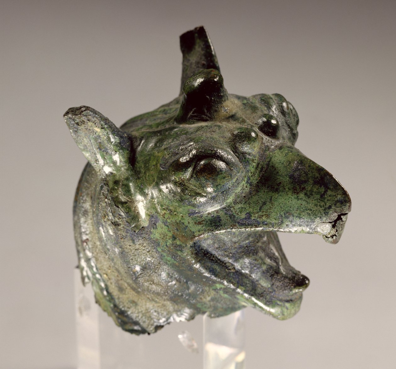 Griffin hoved, fragment af en kedel vedhæftning, første halvdel af 7. århundrede f.Kr. (bronze) af Greek