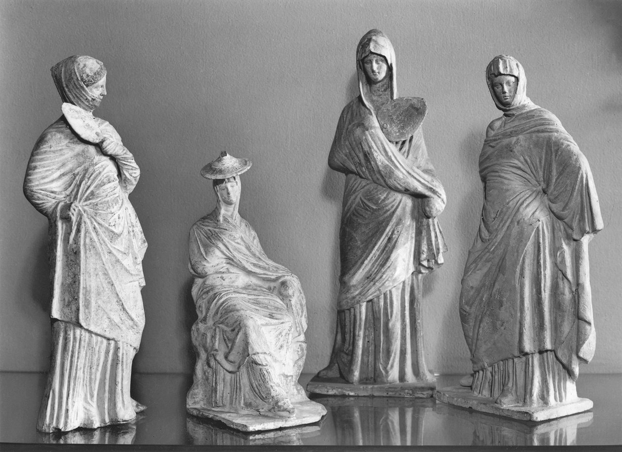 Gruppe af draperede kvinder, fra Tanagra (terracotta) af Greek
