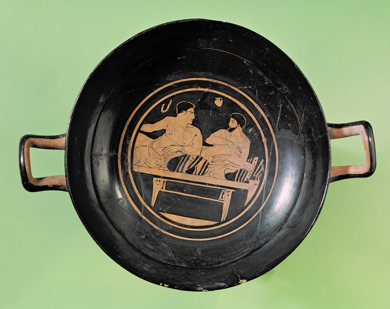 Indvendigt billede af en rød figurkop på loftet, der forestiller en mand og en efebe i samtale, fra Orvieto, ca. 420 f.Kr. (keramik) af Greek