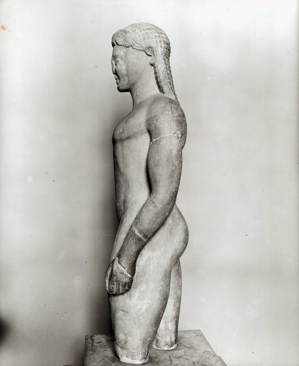 Kouros, fra Paros, nær helligdommen Asklepios, ca. 540 f.Kr. (marmor) (se også 154092, 164837-164838) af Greek