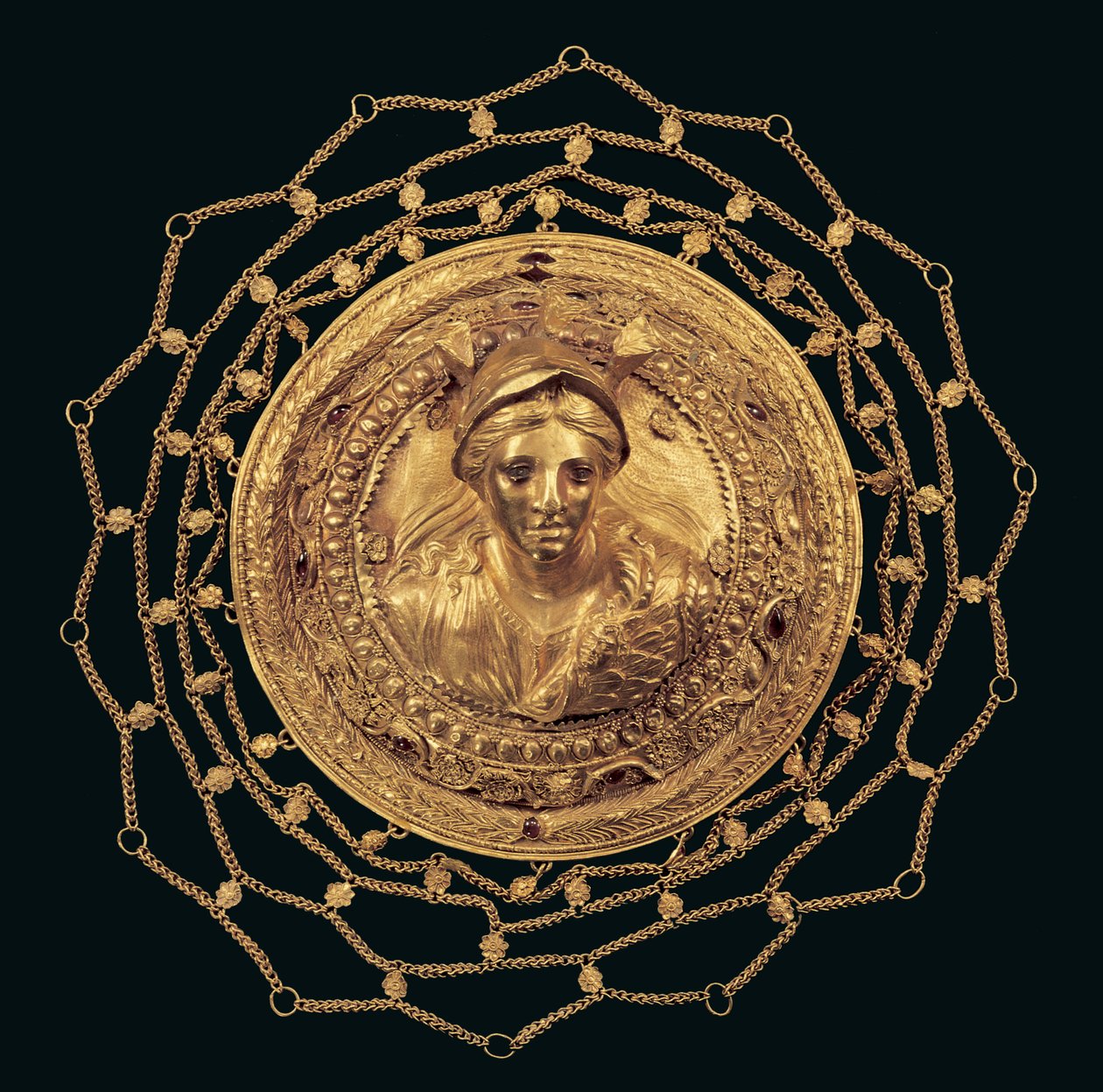 Medaljon med en buste af Athene, fra Thessalia, hellenistisk periode (guldplade, granat og blå emalje) af Greek