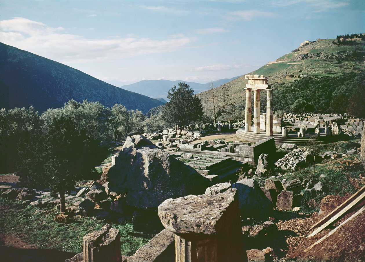Panoramaudsigt over stedet med tholos-templet ved Athena Pronaia-helligdommen af Greek