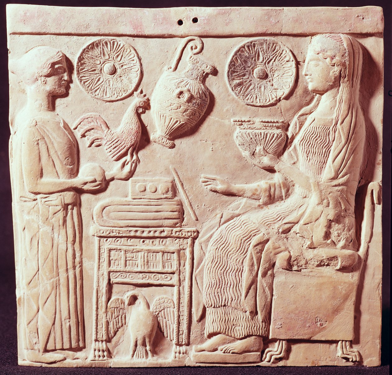 Plade, der forestiller en kvinde, der tilbyder gaver til en siddende kvinde, fra Locres, ca. 450 f.Kr. af Greek