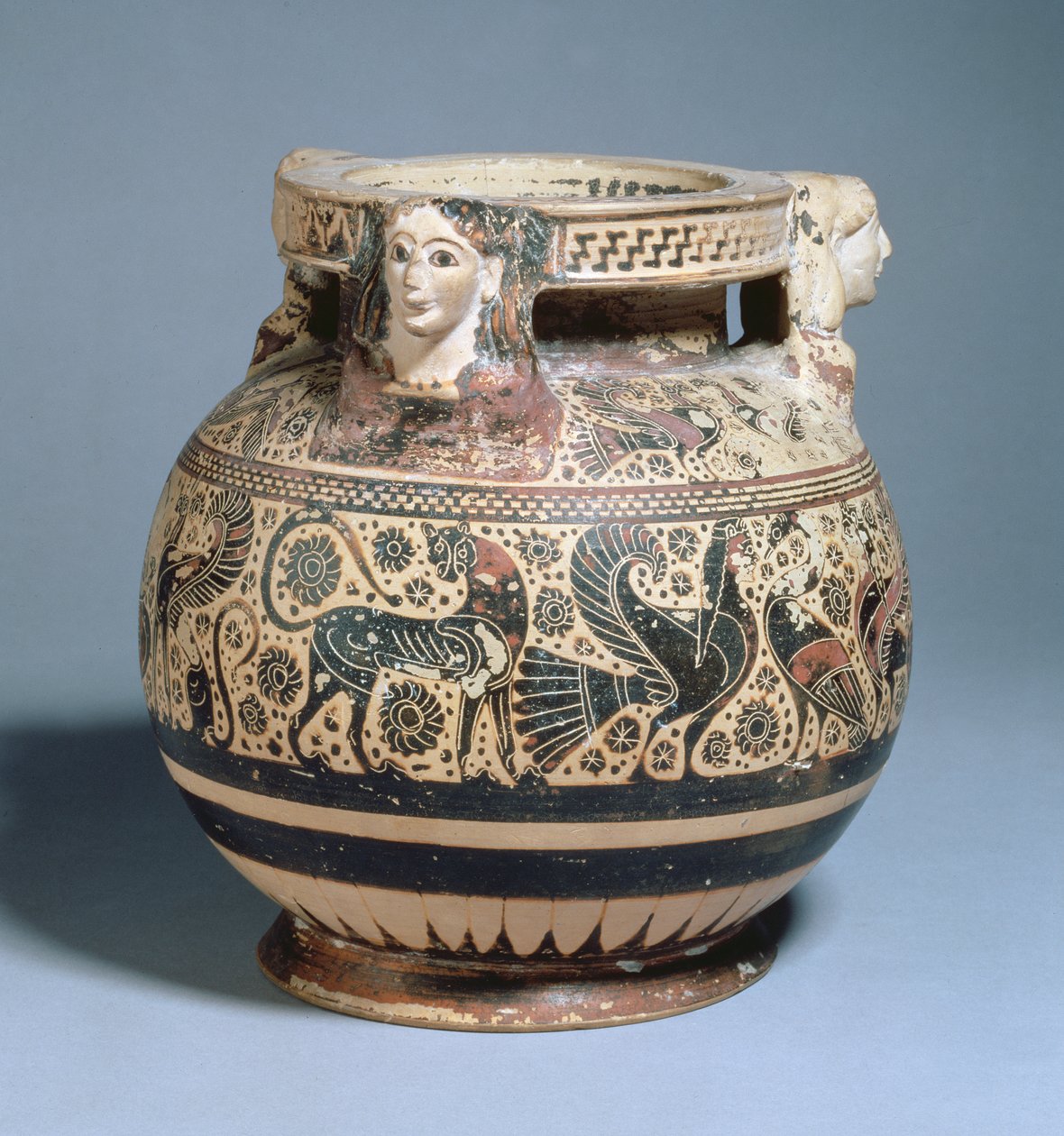 Pyxis brugt som askespand og dekoreret med rækker af griffer, svaner og sirener Mellemste korintiske periode, ca. 600-575 f.Kr. (keramik) af Greek