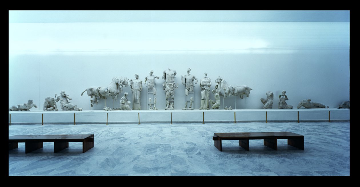 Genskabelse af de fritstående figurer fra den østlige fronton af Zeus-templet (marmor) af Greek