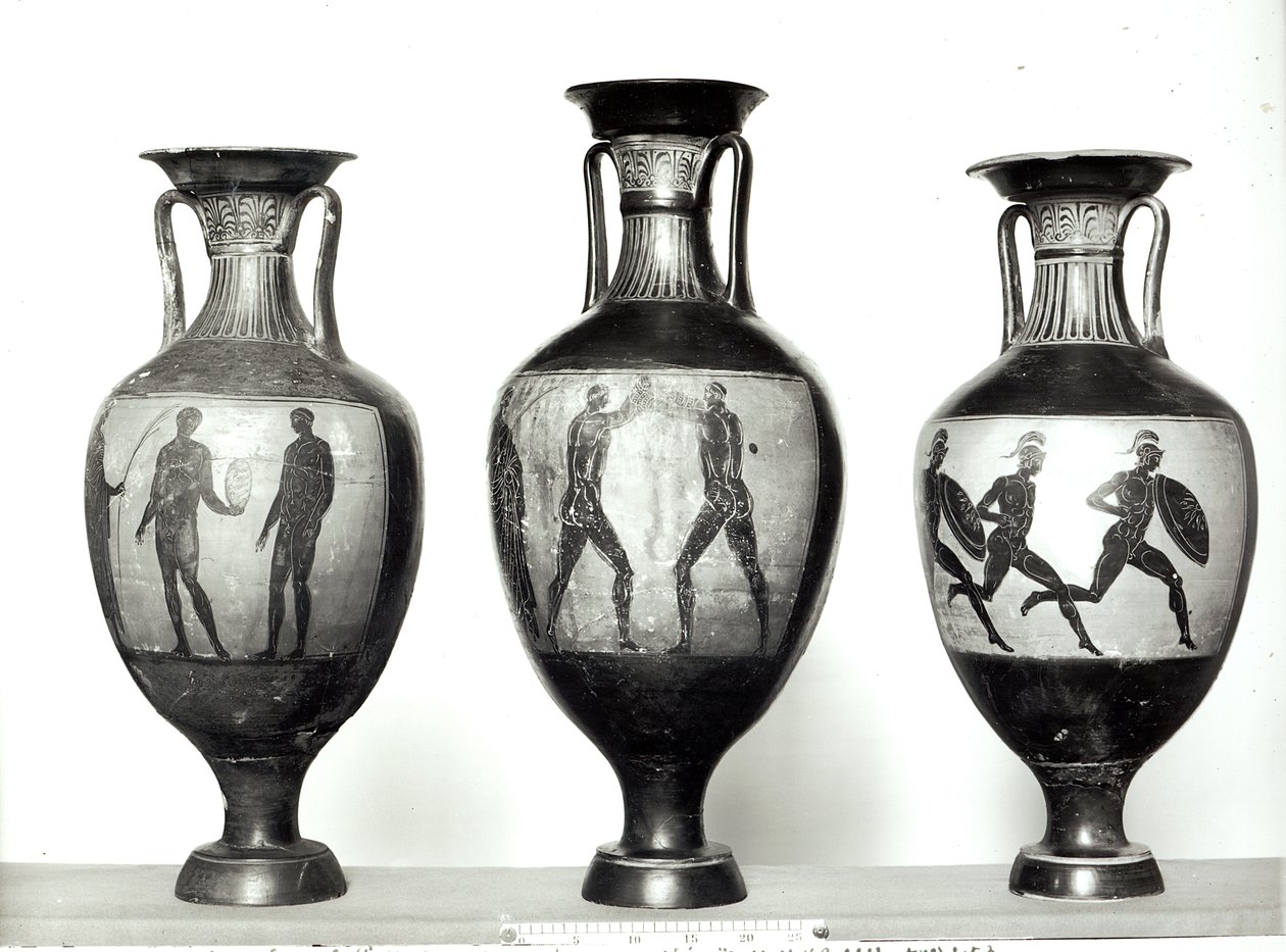 Tre panathenæiske amforaer, der forestiller en atlet, der modtager et trofæ, boksere og atleter, 580-520 f.Kr. (keramik) af Greek