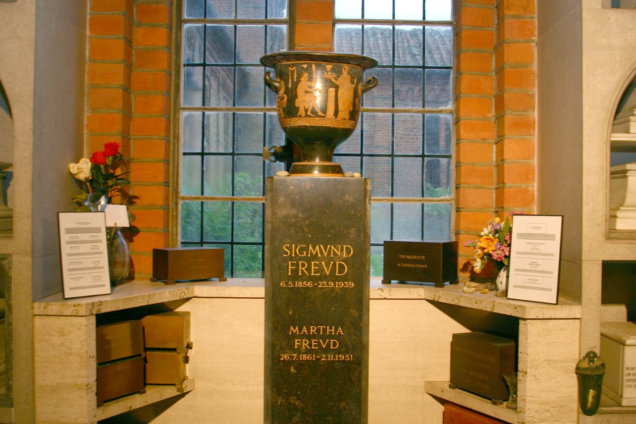 Urne med asken fra Sigmund (1856-1939) og Martha Freud (1861-1951) i kolumbariumet af Greek
