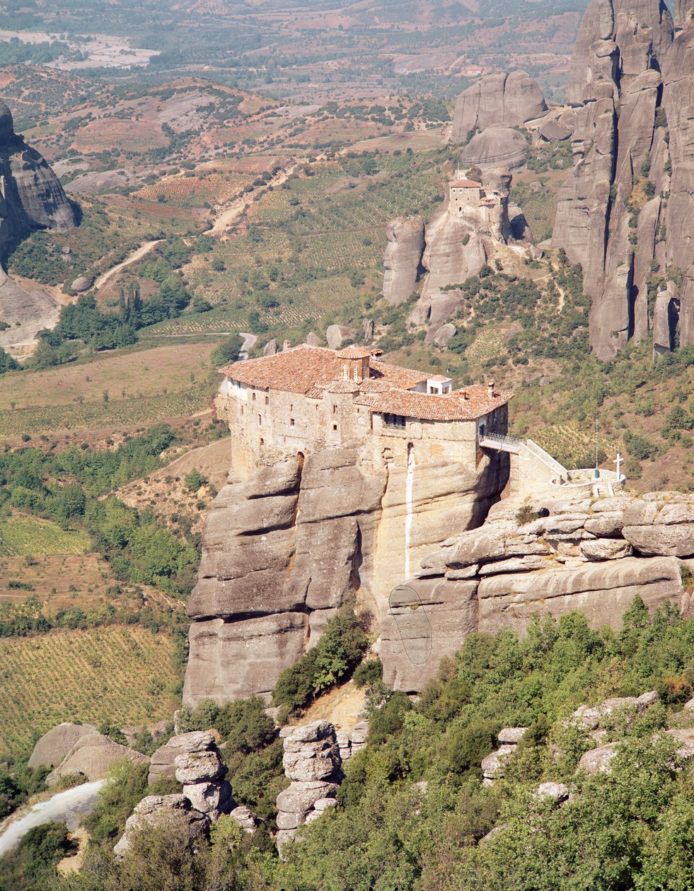 Udsigt over Roussanou-klosteret af Greek School