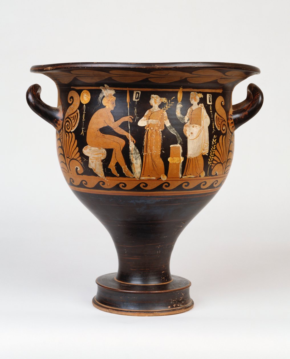 En campansk klokkekrater af Ca-maleren forestillende en siddende kriger og to kvinder, 4. århundrede f.Kr. af Greek