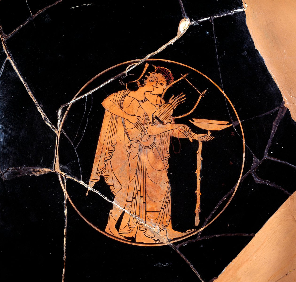 Antikkens Grækenland: Kop med røde figurer. Keramik tilskrevet Pedieus-maleren (slutningen af det 6. århundrede f.Kr.), 510-500 f.Kr. Paris, Musee Du Louvre af Greek
