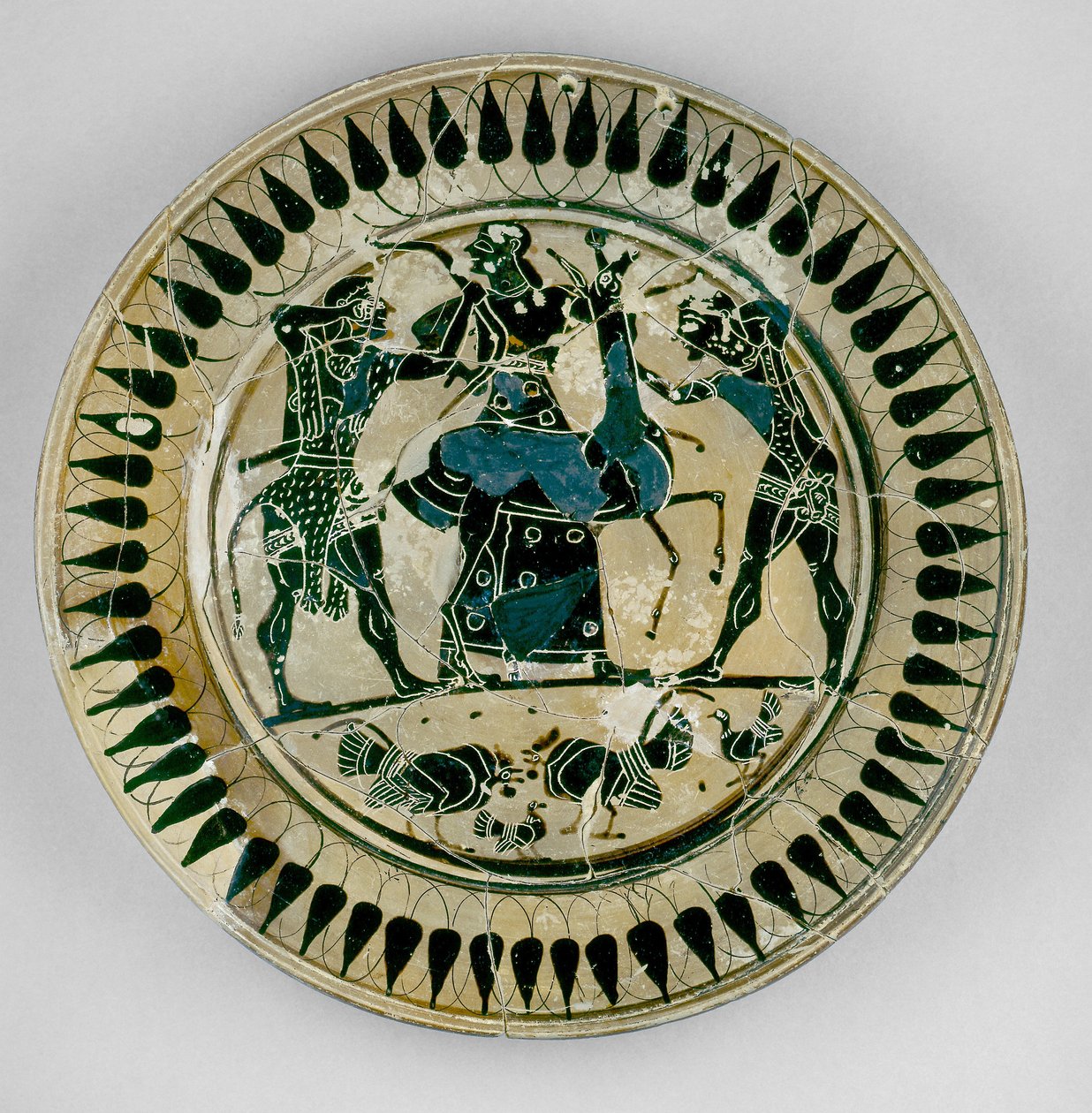 Attic sort-figur plade dekoreret med en scene af Herakles og Apollo, der kæmper om en hjort og bliver adskilt af Artemis, som Lydos, fra Grækenland, ca. 560 f.Kr. (keramik) af Greek