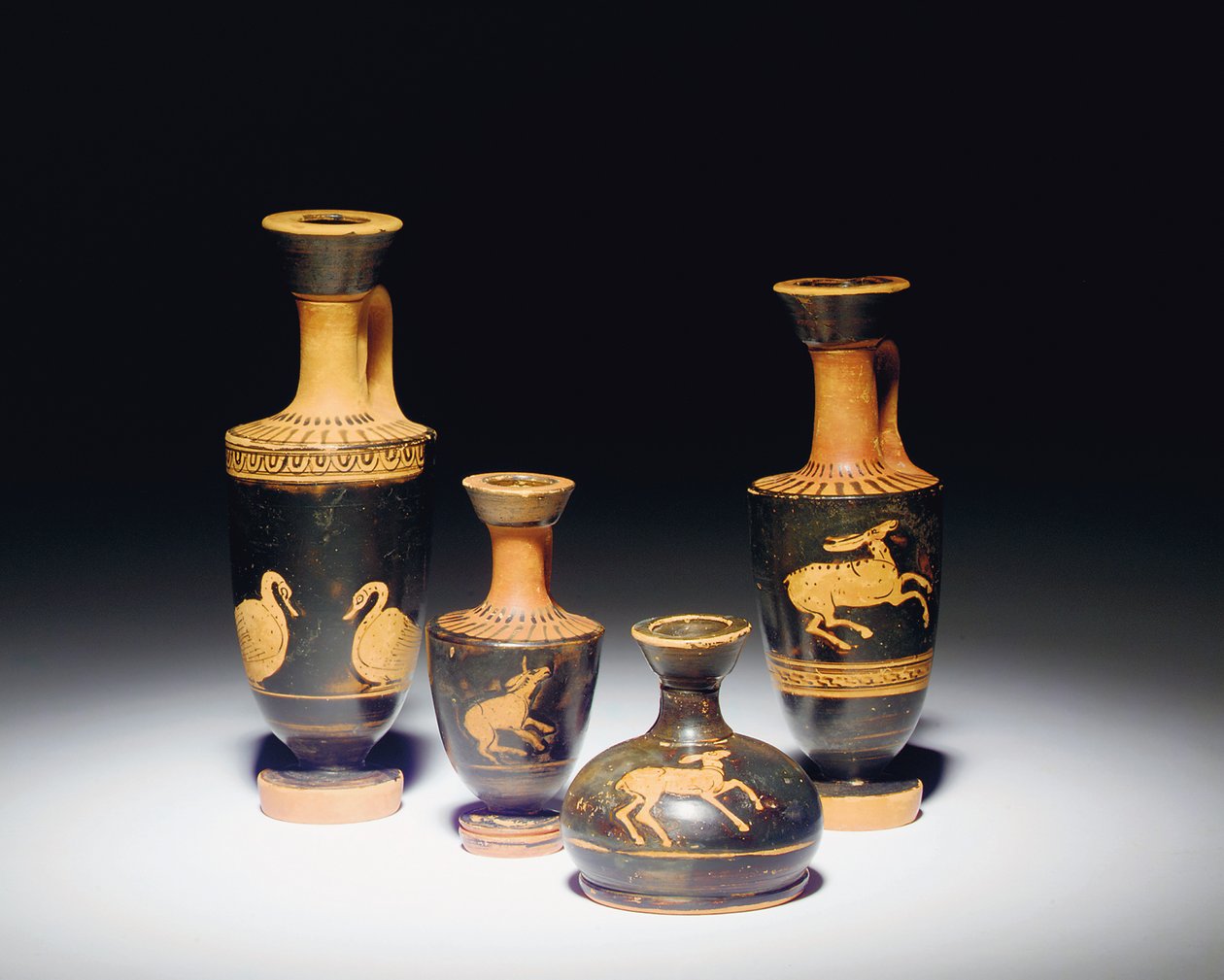 Attic rød-figur lekythos, slutningen af 5. århundrede f.Kr., og miniature squat lekythos, 5. århundrede f.Kr. af Greek