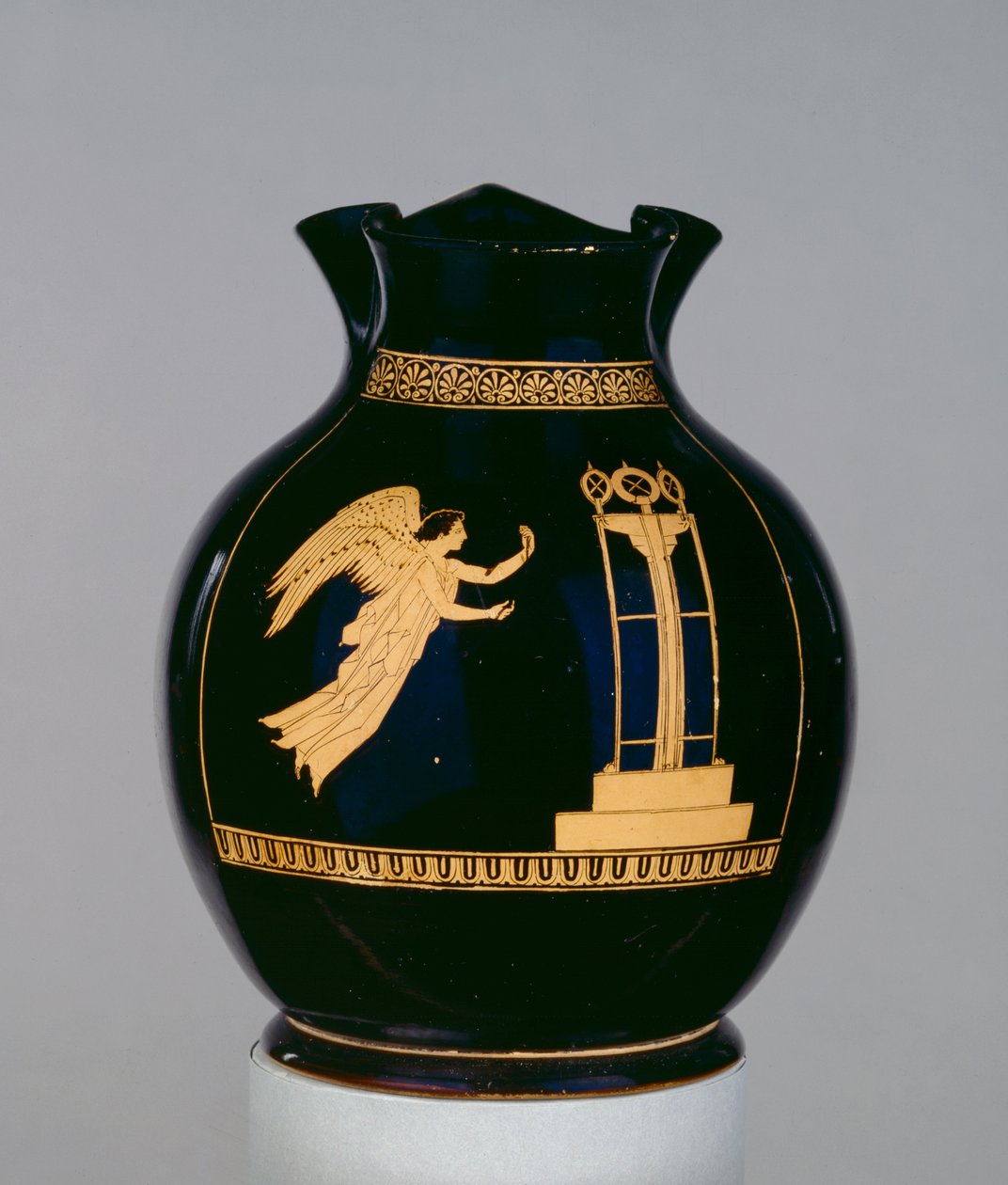 Attic rød-figur oinochoe dekoreret med scenen af en bevinget Nike, der flyver med et bånd mod et stativ, nær Calliope Painter, fra Nola, ca. 430 f.Kr. (keramik) af Greek