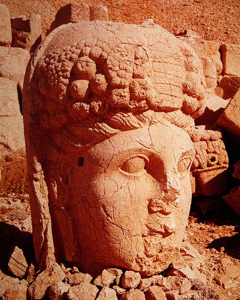 Kolossalt hoved med træk fra gudinden Tyche af Greek