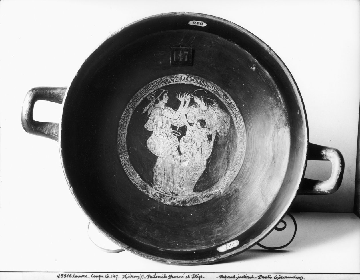 Detalje af den røde loftsfigur kylix, der forestiller Philomela, Procne og Itys keramik bw foto af Greek