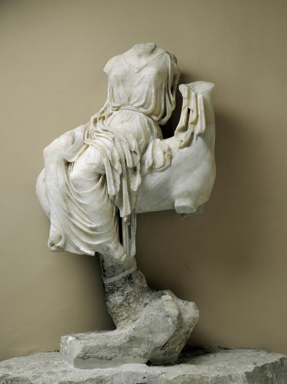Kvindestatue draperet som et votivoffer, fra Sorrento af Greek
