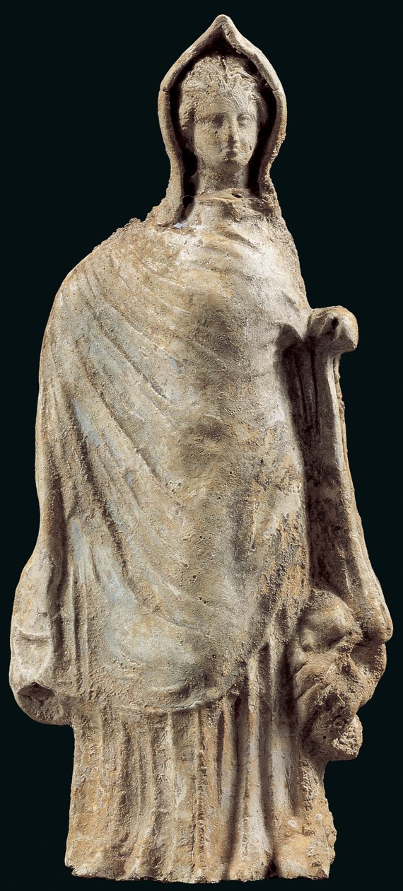 Figur af en kvinde iført en chiton og en himation, der dækker hendes hoved, muligvis fra Myrina, Lilleasien, 250-200 f.Kr. (ler) af Greek