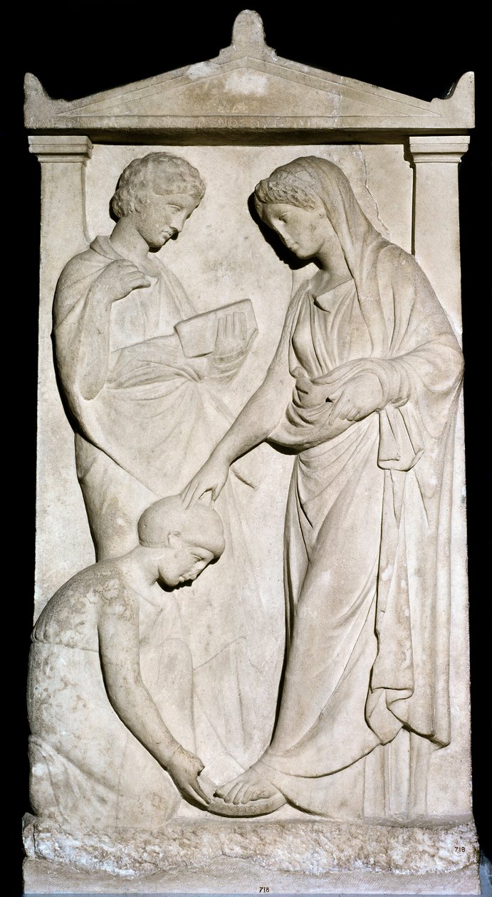 Græsk kunst: "" En stuepige hjælper sin elskerinde med at fjerne sin sandal"" Marmorreliefstrømper fra det 4. århundrede f.Kr. Athen, det nationale arkæologiske museum af Greek