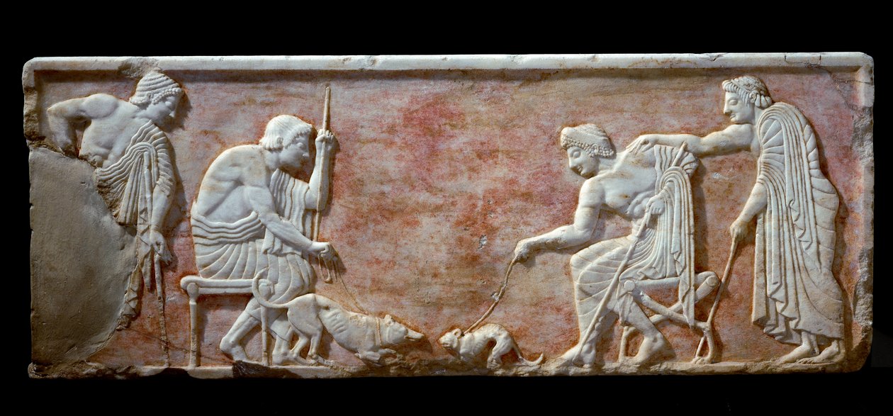 Græsk kunst: Kouros base, der repræsenterer to unge mennesker spændende en hund og en kat - Marmor reliefstrømper, 510-500 f.Kr. - Athen, arkæologisk museum - To unge mænd, der leger med en hund og en kat - Hvid marmor relief (basen af en kouros statue ),  af Greek