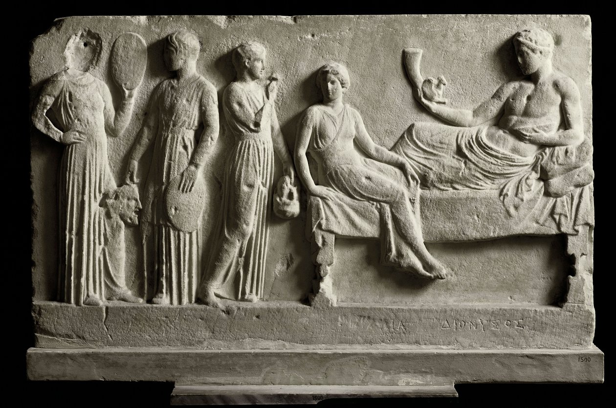 Græsk kunst: lavt votiv marmorrelief dedikeret til Dionysos Bacchus af komikere, Det repræsenterer "The Bacchantes"" af Euripides - 410 f.Kr. - Athen, nationalt arkæologisk museum - Bacchae (fra Euripides