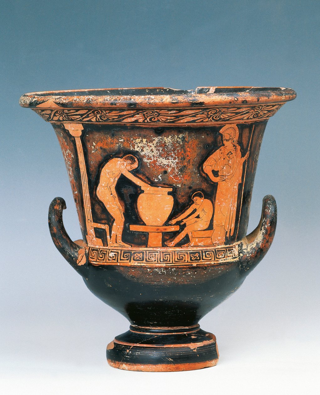 Krater, der viser scene med keramiker på arbejde under Athenas blik, keramik med røde figurer fra Sicilien, Italien, Magna Graecia, 5. århundrede f.Kr. (rødt keramik) af Greek